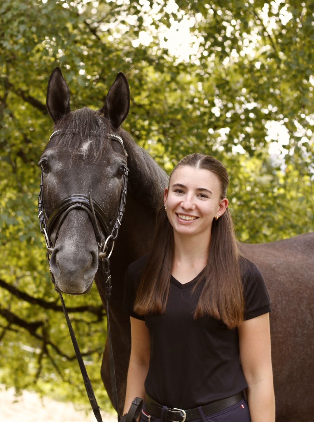 Elisa mit Pferd – Portrait